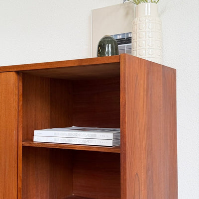 
                  
                    Vintage sideboard schuifdeurtjes vierkant handvat - LOUI
                  
                