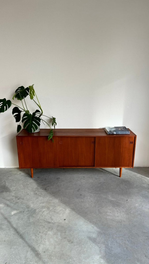 
                  
                    Vintage sideboard teak 3 schuifdeuren - LOUI.STORE
                  
                