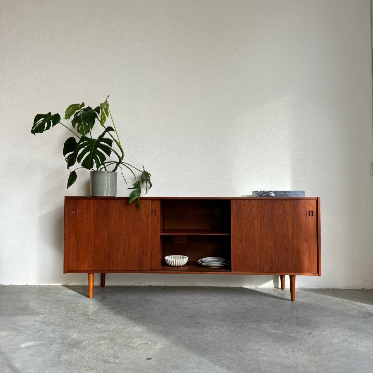 
                  
                    Vintage sideboard teak 3 schuifdeuren - LOUI.STORE
                  
                