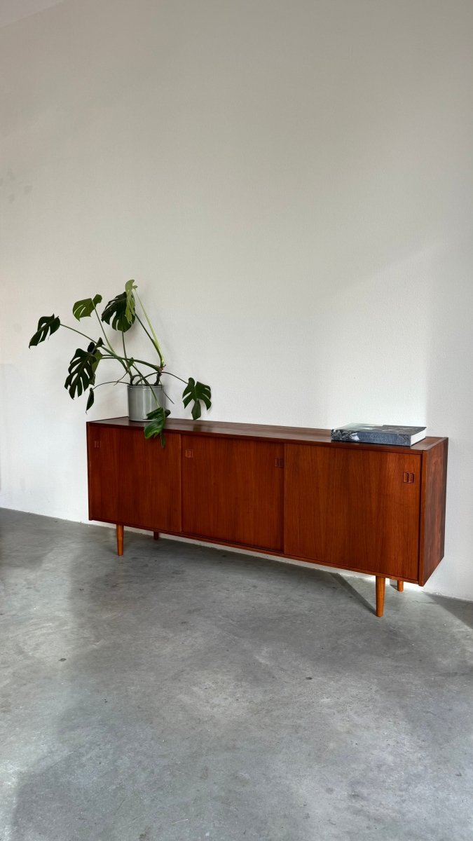 
                  
                    Vintage sideboard teak 3 schuifdeuren - LOUI.STORE
                  
                