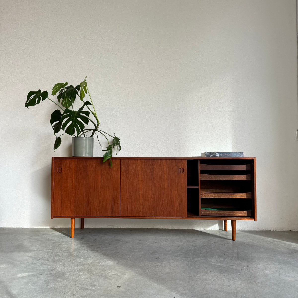 
                  
                    Vintage sideboard teak 3 schuifdeuren - LOUI.STORE
                  
                