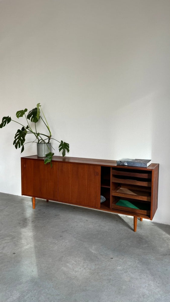 
                  
                    Vintage sideboard teak 3 schuifdeuren - LOUI.STORE
                  
                
