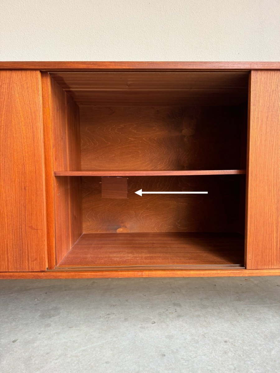 
                  
                    Vintage sideboard teak 3 schuifdeuren - LOUI.STORE
                  
                