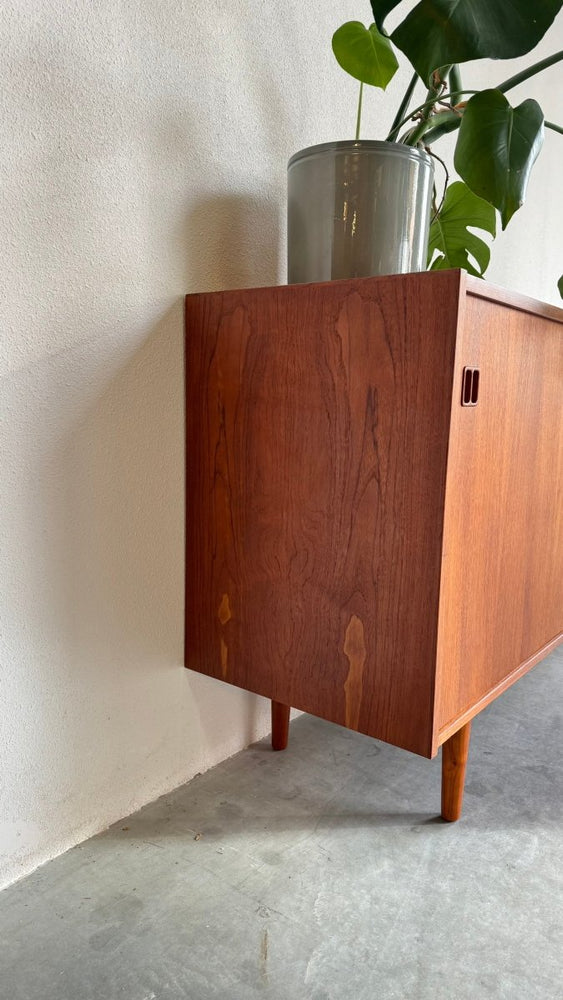 
                  
                    Vintage sideboard teak 3 schuifdeuren - LOUI.STORE
                  
                