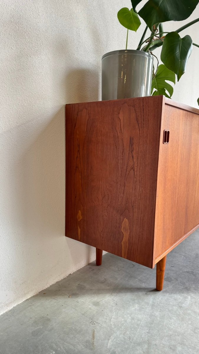 
                  
                    Vintage sideboard teak 3 schuifdeuren - LOUI.STORE
                  
                