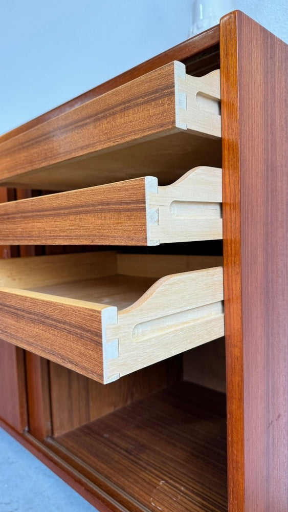 
                  
                    Vintage sideboard teak 4 schuifdeuren - LOUI.STORE
                  
                