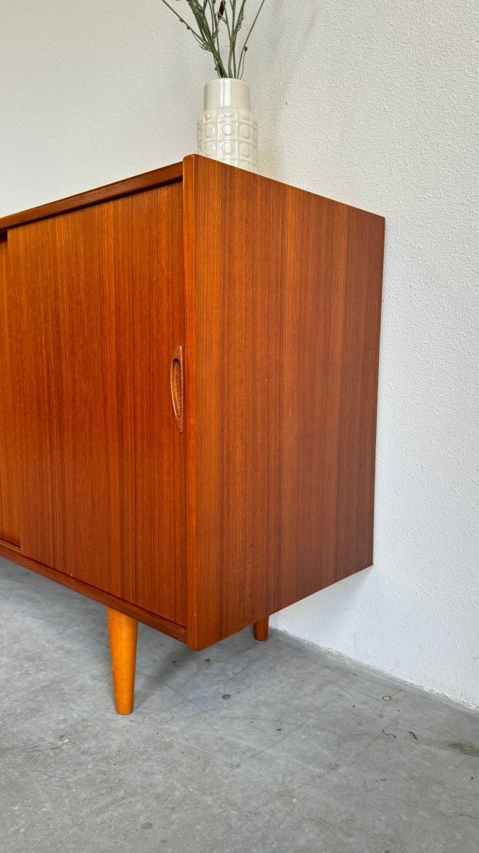 
                  
                    Vintage sideboard teak 4 schuifdeuren - LOUI.STORE
                  
                