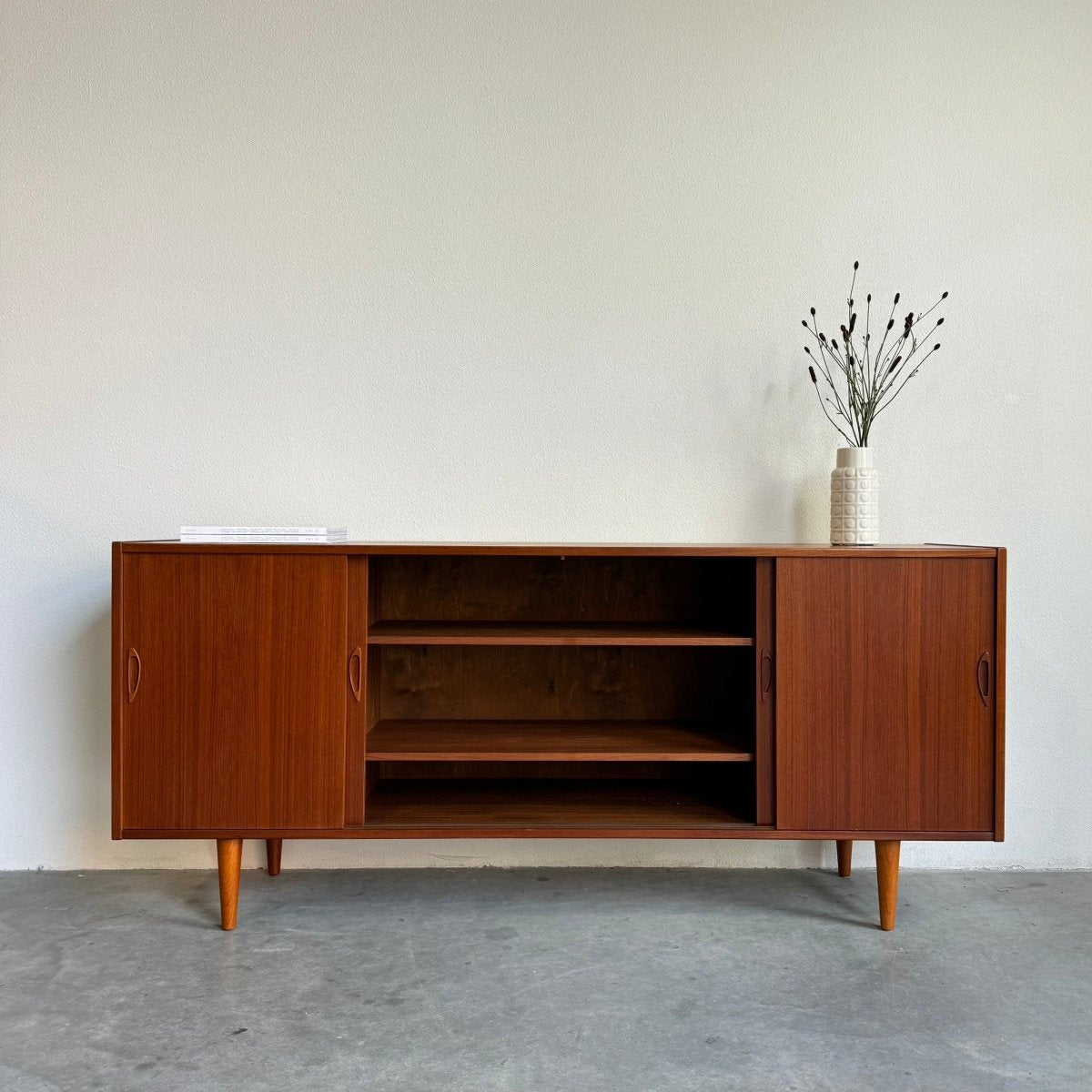 
                  
                    Vintage sideboard teak 4 schuifdeuren - LOUI.STORE
                  
                