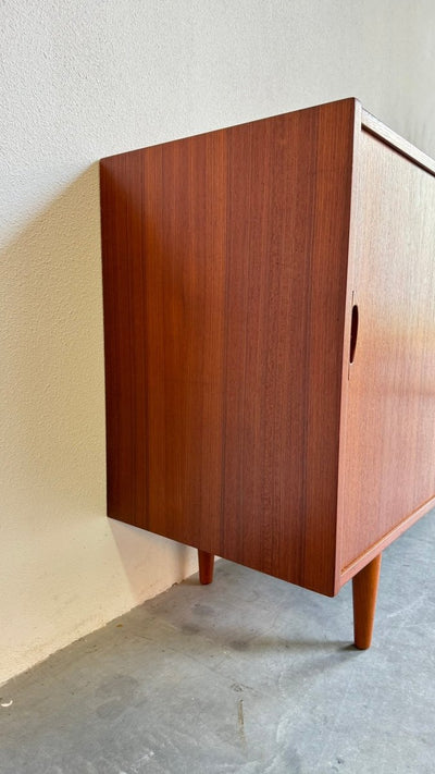 
                  
                    Vintage sideboard teak 4 schuifdeuren - LOUI.STORE
                  
                