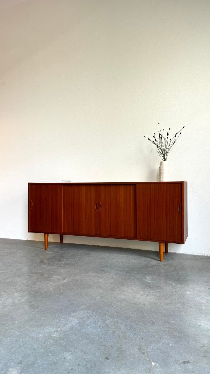 
                  
                    Vintage sideboard teak 4 schuifdeuren - LOUI.STORE
                  
                