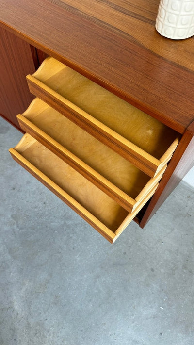 
                  
                    Vintage sideboard teak 4 schuifdeuren - LOUI.STORE
                  
                