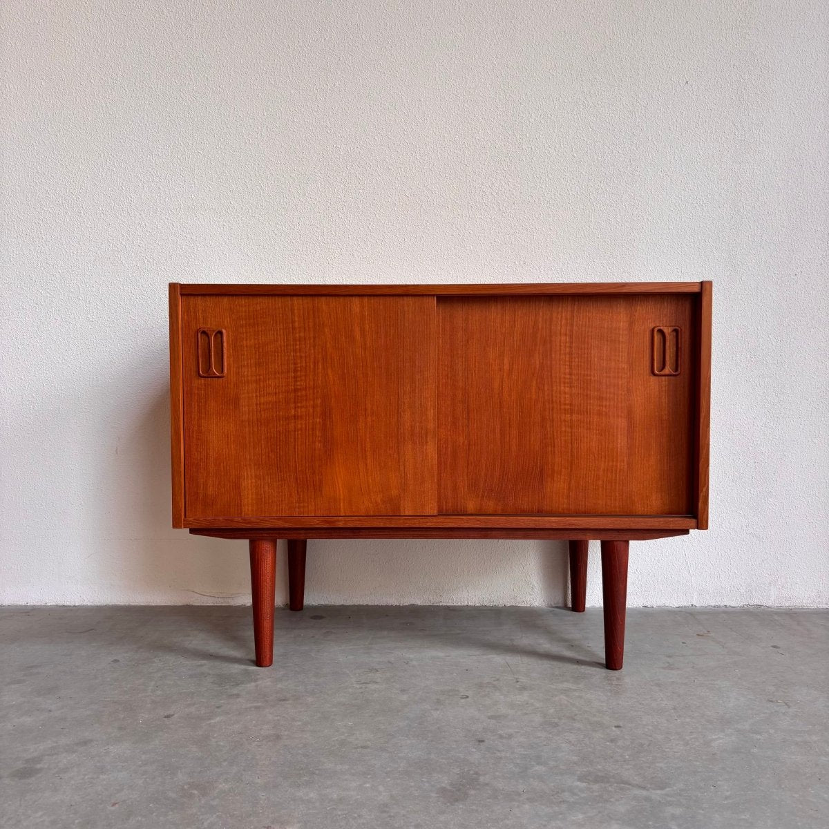 
                  
                    Vintage sideboard teak klein - LOUI.STORE
                  
                