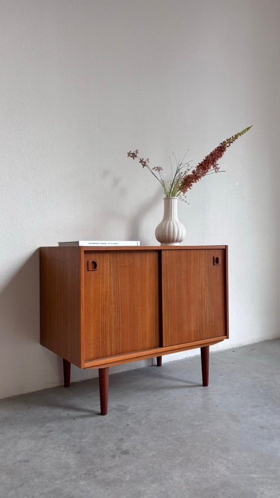 
                  
                    Vintage sideboard teak met schuifdeurtjes - LOUI.STORE
                  
                