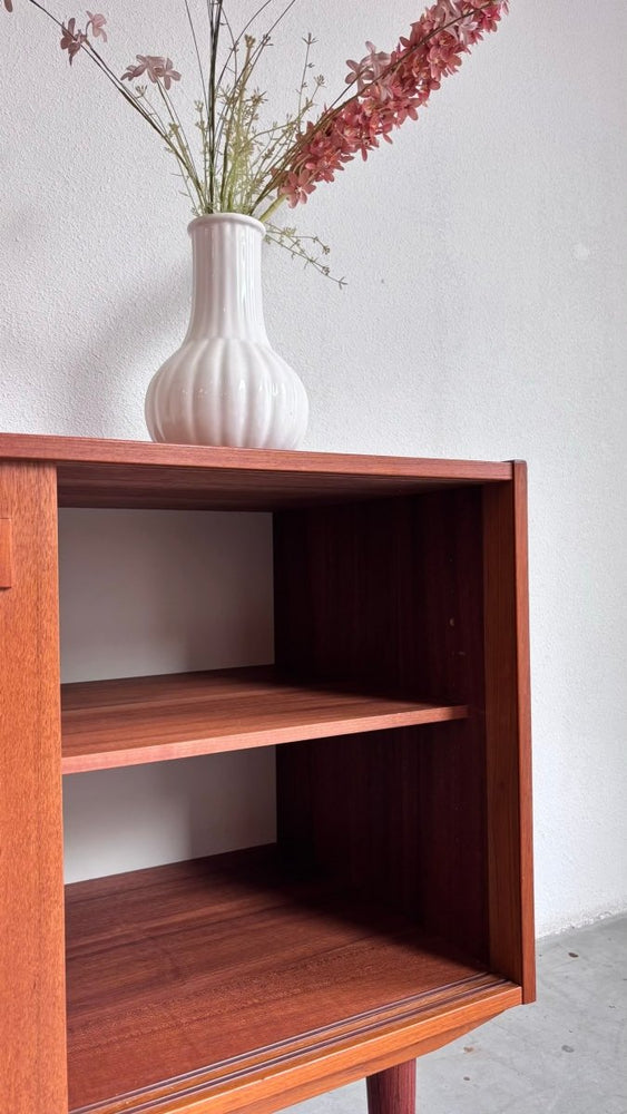 
                  
                    Vintage sideboard teak met schuifdeurtjes - LOUI.STORE
                  
                