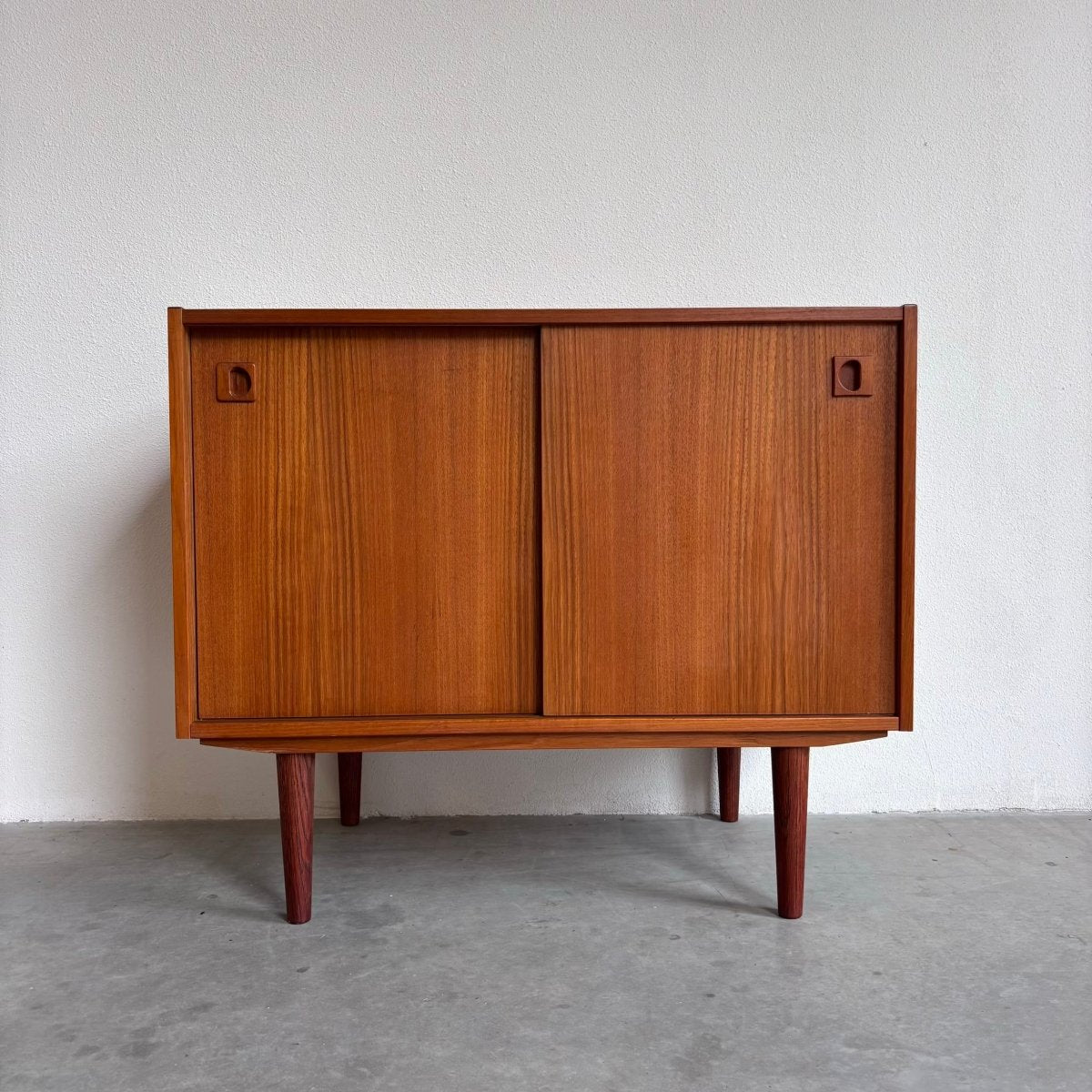 
                  
                    Vintage sideboard teak met schuifdeurtjes - LOUI.STORE
                  
                