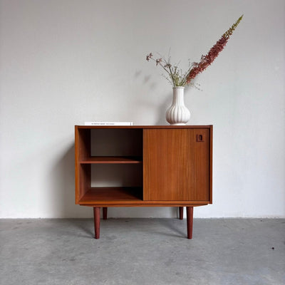 Vintage sideboard teak met schuifdeurtjes - LOUI.STORE
