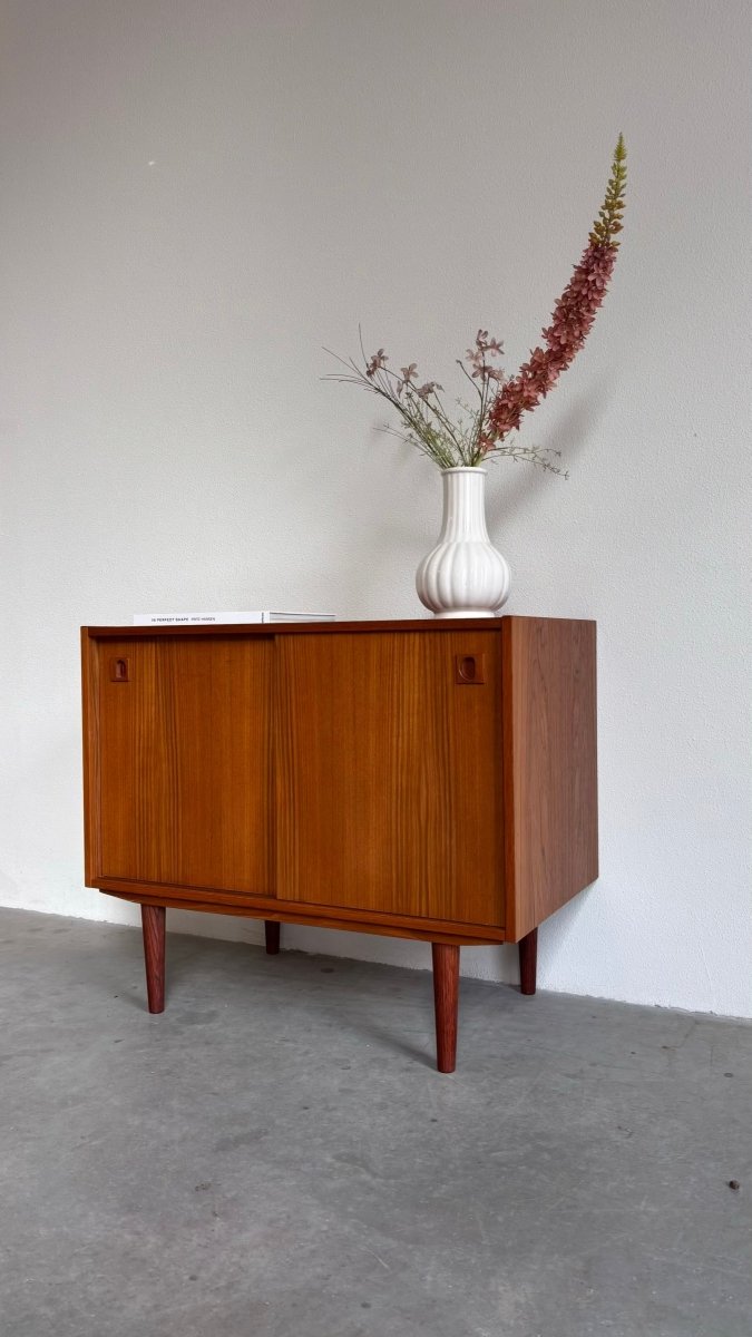 
                  
                    Vintage sideboard teak met schuifdeurtjes - LOUI.STORE
                  
                