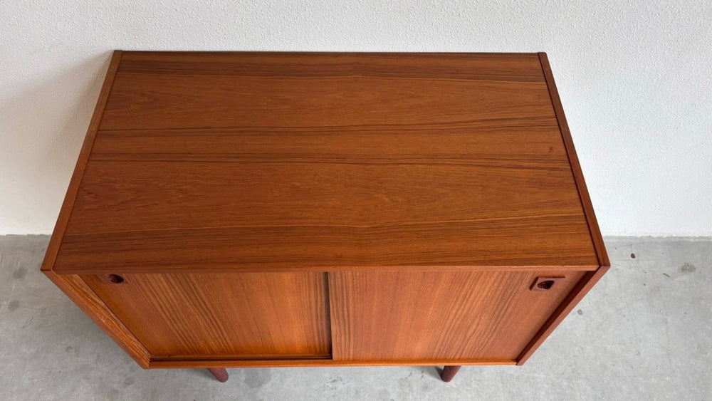 
                  
                    Vintage sideboard teak met schuifdeurtjes - LOUI.STORE
                  
                