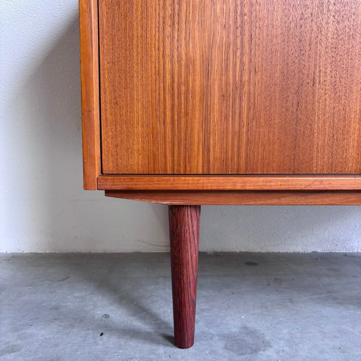
                  
                    Vintage sideboard teak met schuifdeurtjes - LOUI.STORE
                  
                