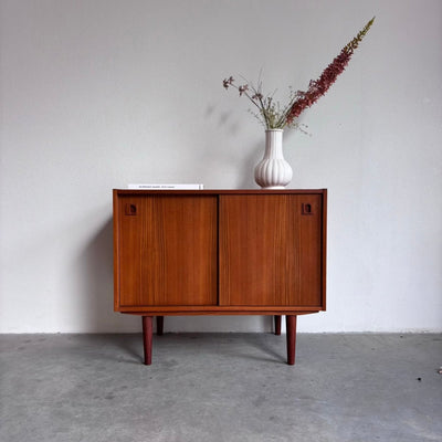 Vintage sideboard teak met schuifdeurtjes - LOUI.STORE