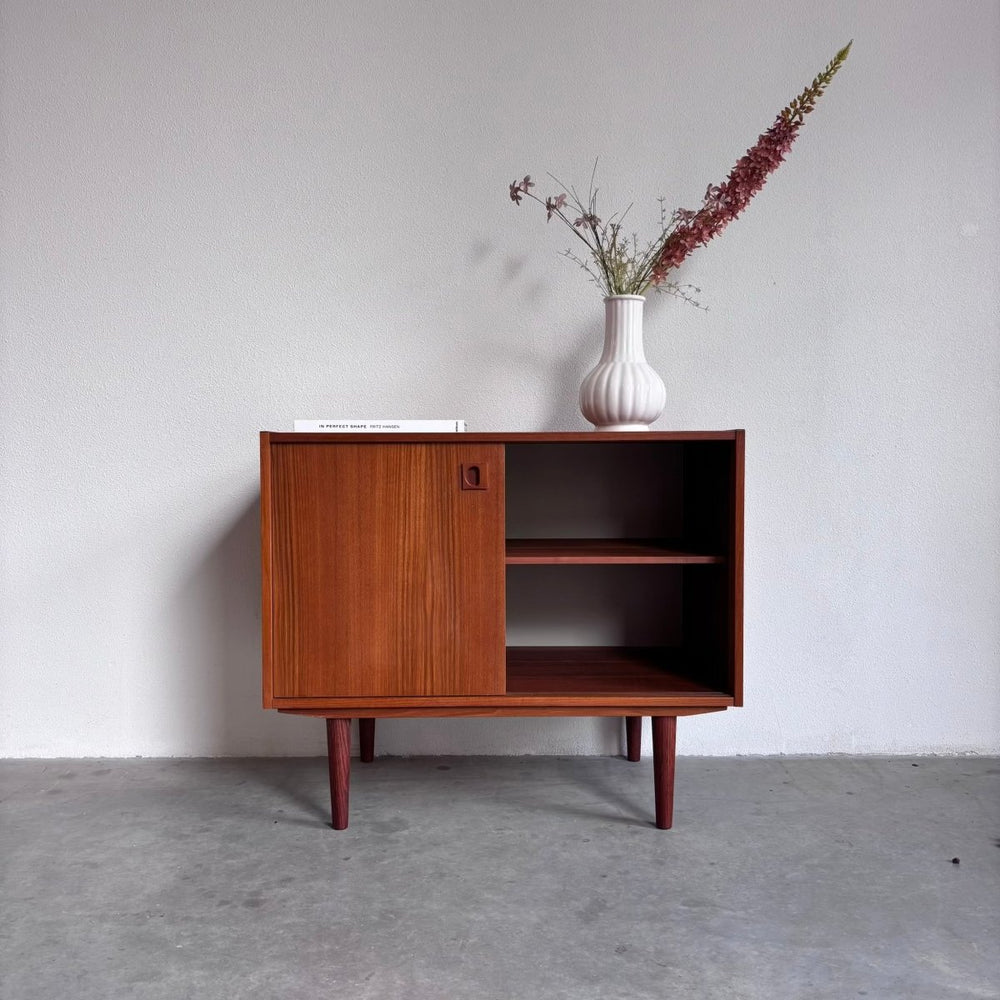 
                  
                    Vintage sideboard teak met schuifdeurtjes - LOUI.STORE
                  
                