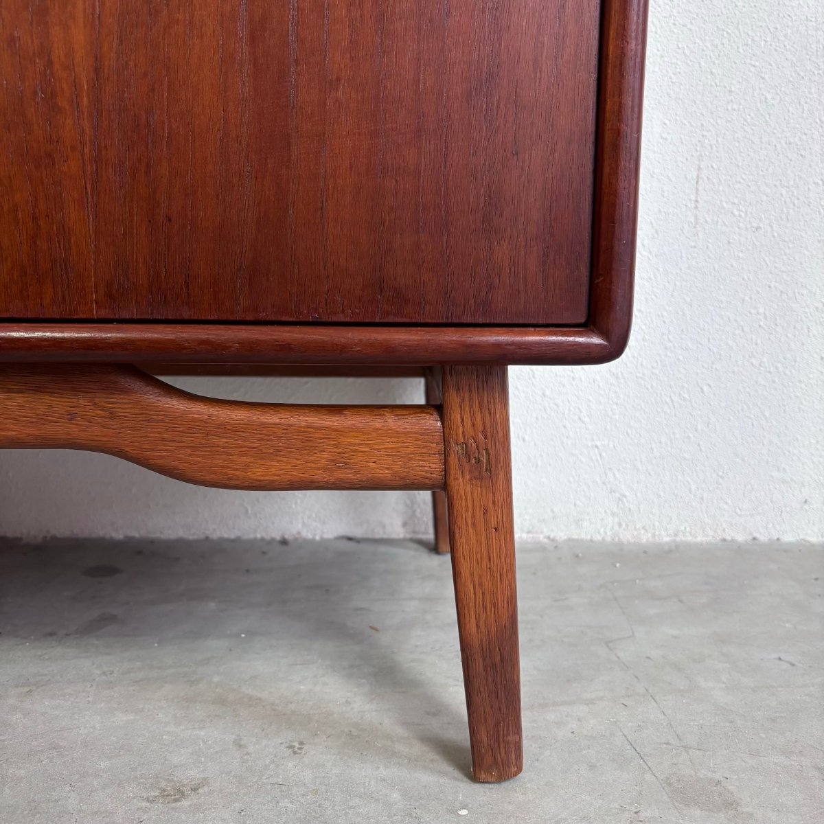 
                  
                    Vintage sideboard teak schuifdeuren - LOUI.STORE
                  
                