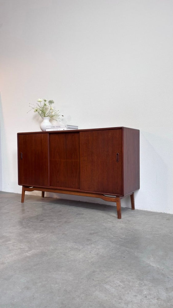 
                  
                    Vintage sideboard teak schuifdeuren - LOUI.STORE
                  
                