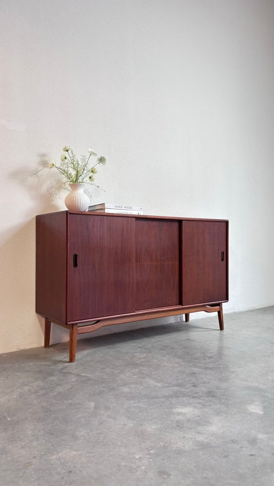 
                  
                    Vintage sideboard teak schuifdeuren - LOUI.STORE
                  
                