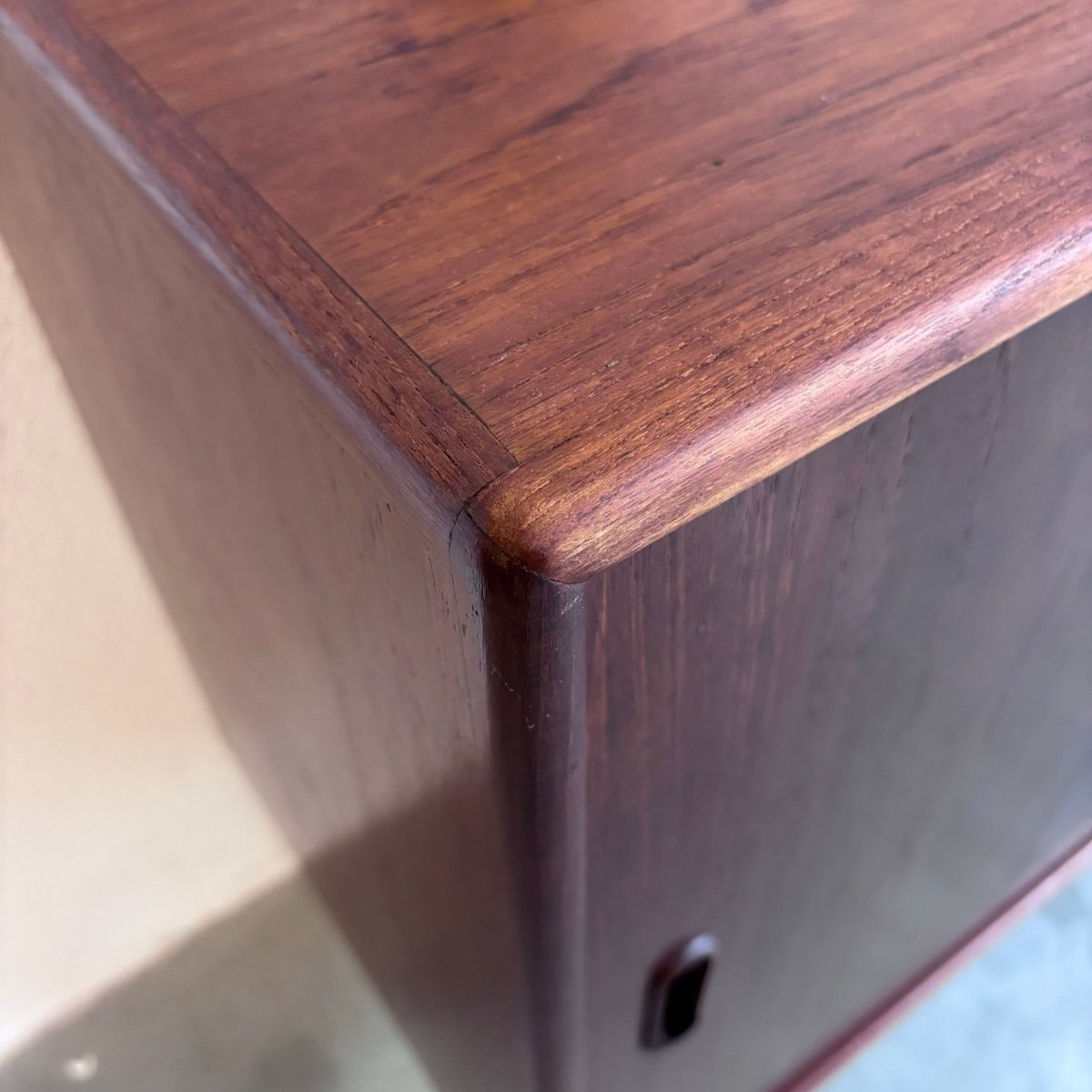 
                  
                    Vintage sideboard teak schuifdeuren - LOUI.STORE
                  
                