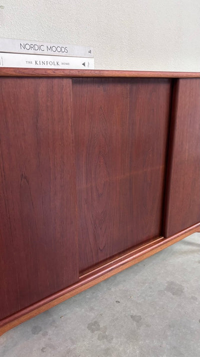 
                  
                    Vintage sideboard teak schuifdeuren - LOUI.STORE
                  
                