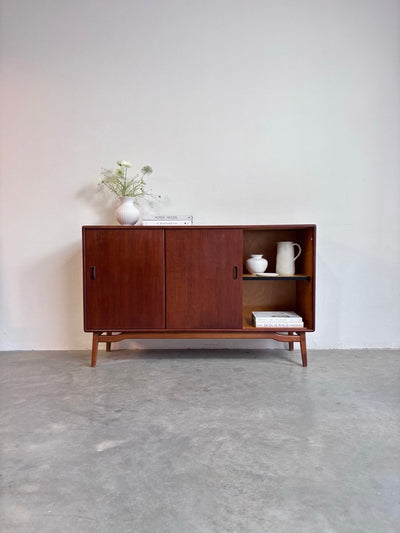 
                  
                    Vintage sideboard teak schuifdeuren - LOUI.STORE
                  
                