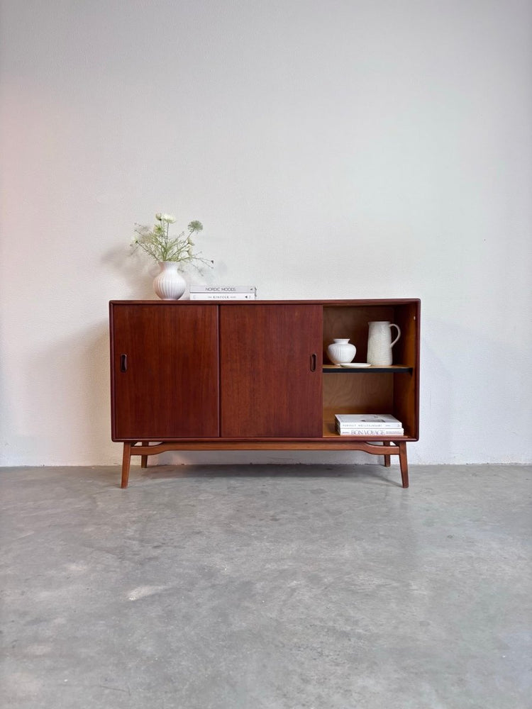 
                  
                    Vintage sideboard teak schuifdeuren - LOUI.STORE
                  
                