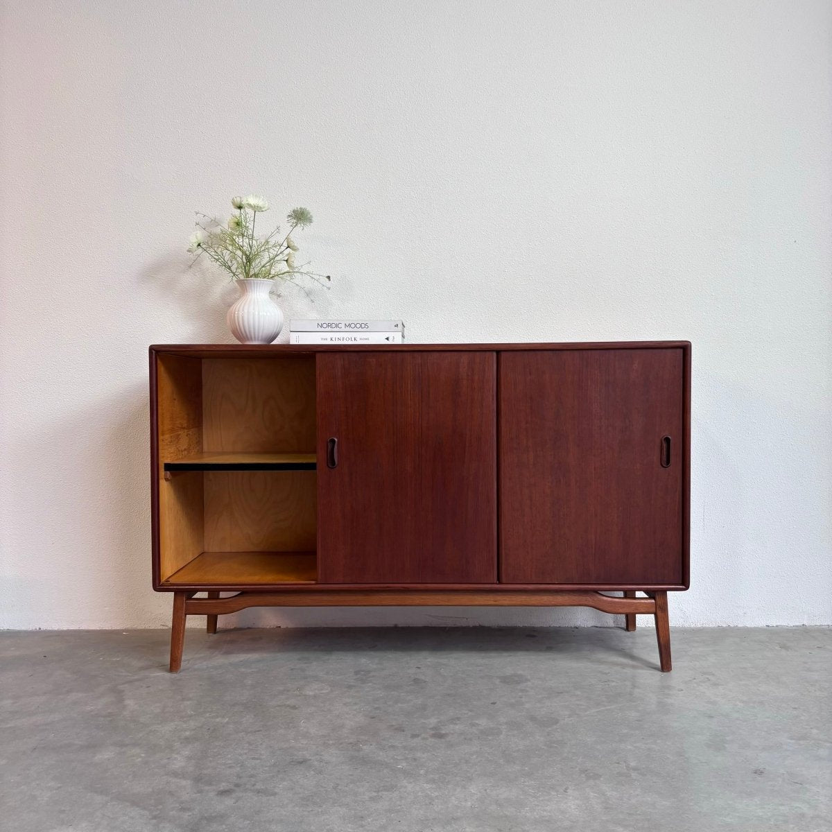 
                  
                    Vintage sideboard teak schuifdeuren - LOUI.STORE
                  
                