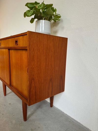 
                  
                    Vintage sideboard teak schuifdeurtjes en lade - LOUI.STORE
                  
                