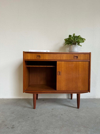 
                  
                    Vintage sideboard teak schuifdeurtjes en lade - LOUI.STORE
                  
                