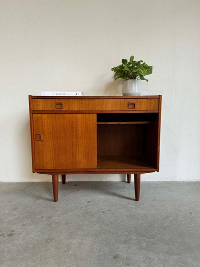 
                  
                    Vintage sideboard teak schuifdeurtjes en lade - LOUI.STORE
                  
                