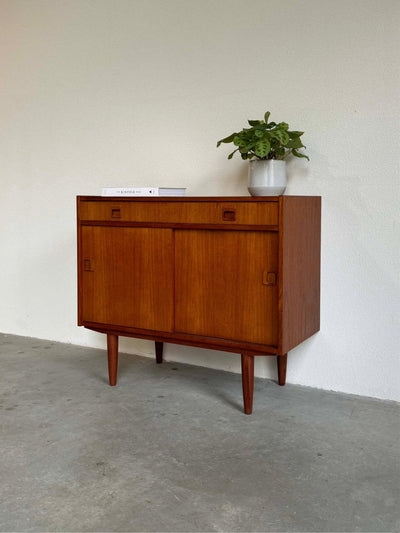 
                  
                    Vintage sideboard teak schuifdeurtjes en lade - LOUI.STORE
                  
                