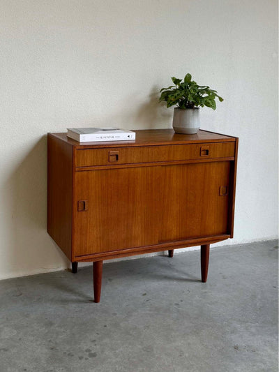 Vintage sideboard teak schuifdeurtjes en lade - LOUI.STORE