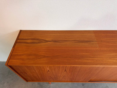 
                  
                    Vintage sideboard teak XL 3 schuifdeuren - LOUI.STORE
                  
                