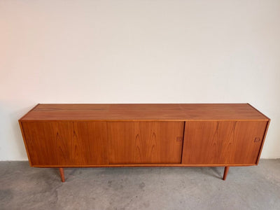 
                  
                    Vintage sideboard teak XL 3 schuifdeuren - LOUI.STORE
                  
                