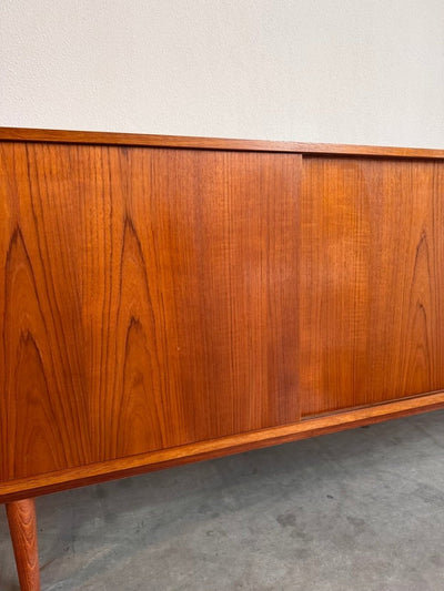 
                  
                    Vintage sideboard teak XL 3 schuifdeuren - LOUI.STORE
                  
                