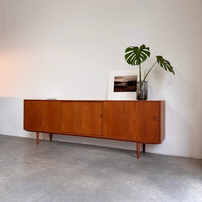 
                  
                    Vintage sideboard teak XL 3 schuifdeuren - LOUI.STORE
                  
                