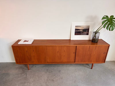 
                  
                    Vintage sideboard teak XL 3 schuifdeuren - LOUI.STORE
                  
                