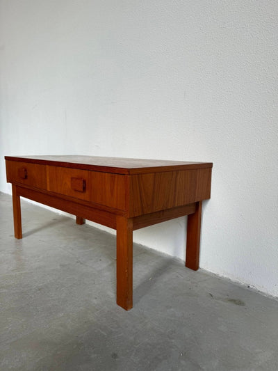 
                  
                    Vintage sidetable met lades teak - LOUI.STORE
                  
                