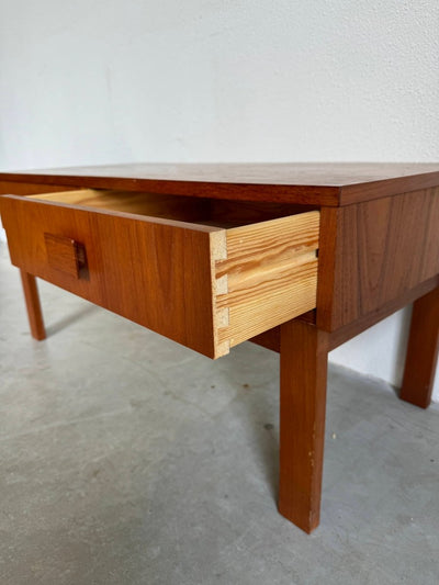 
                  
                    Vintage sidetable met lades teak - LOUI.STORE
                  
                