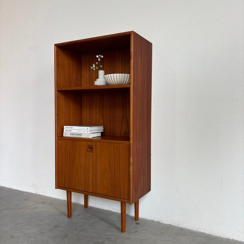 
                  
                    Vintage smal boekenkastje klep teak - LOUI.STORE
                  
                