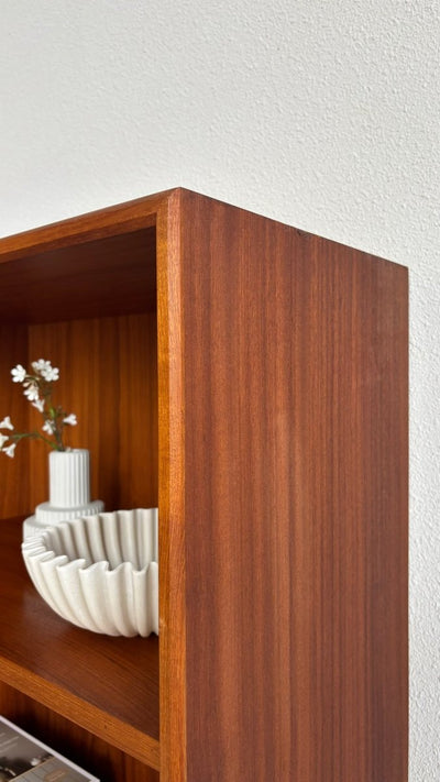 
                  
                    Vintage smal boekenkastje klep teak - LOUI.STORE
                  
                