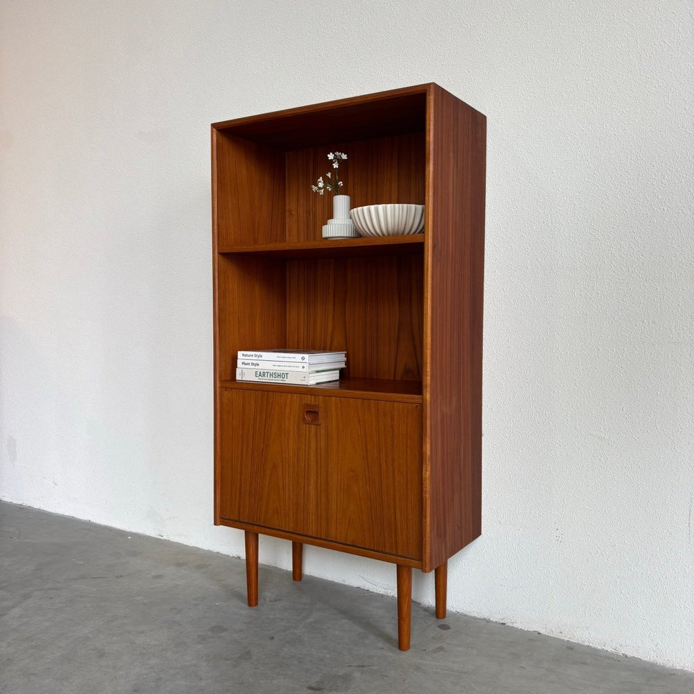 
                  
                    Vintage smal boekenkastje klep teak - LOUI.STORE
                  
                