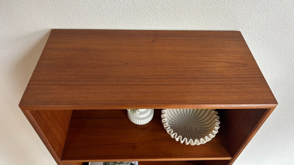 
                  
                    Vintage smal boekenkastje klep teak - LOUI.STORE
                  
                