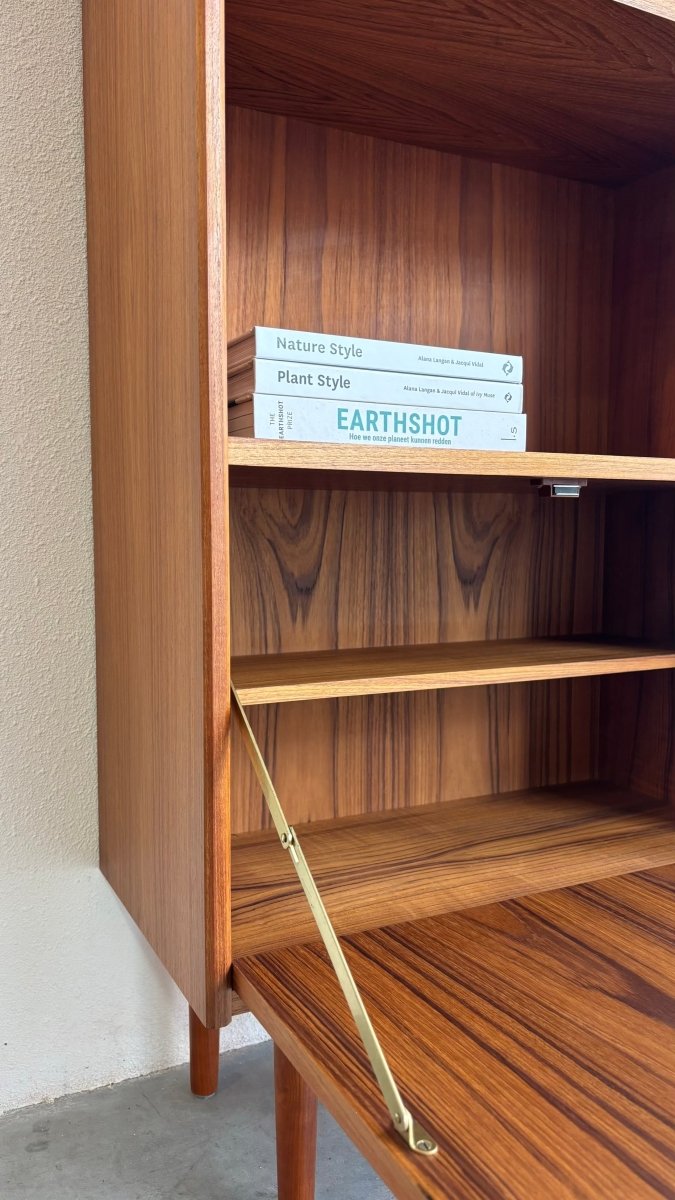 
                  
                    Vintage smal boekenkastje klep teak - LOUI.STORE
                  
                